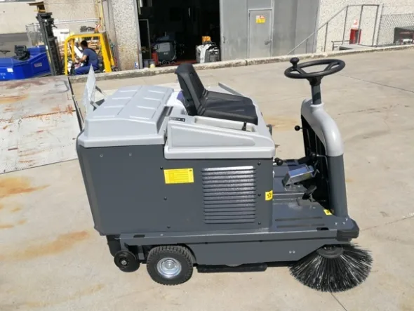 Spazzatrice motoscopa Poli Perla 70E