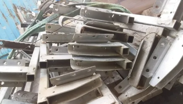 10#8446 Staffe per parapetti zincate