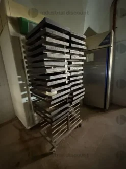 2#10098 Stock di attrezzature e arredi per panificio
