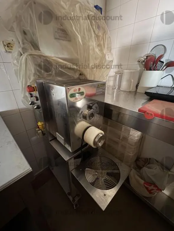 2#10098 Stock di attrezzature e arredi per panificio