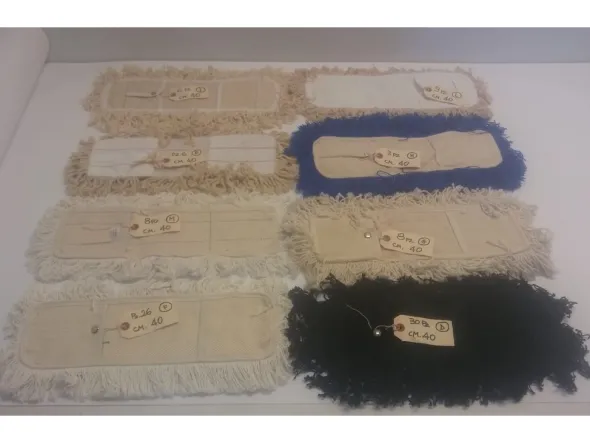 Stock prodotti e attrezzature per la pulizia