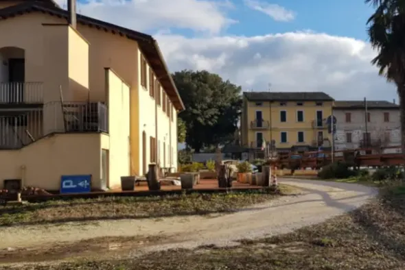 #21754 Struttura alberghiera con ampia corte e parcheggi