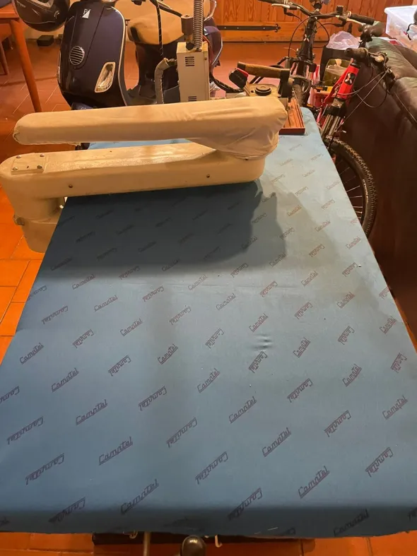 tavolo da stiro con caldaia macchina industriale