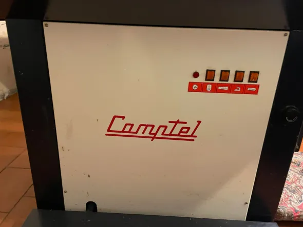 tavolo da stiro con caldaia macchina industriale
