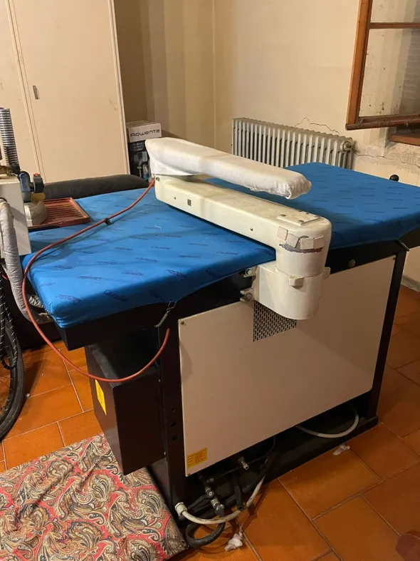 tavolo da stiro con caldaia macchina industriale
