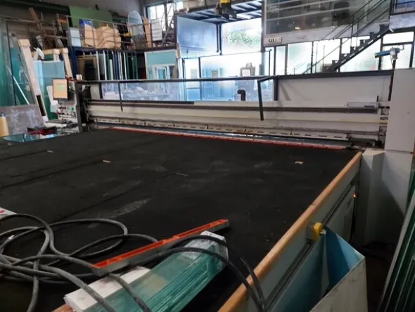 6#7592 Tavolo da taglio Intermac e lampada Biesse