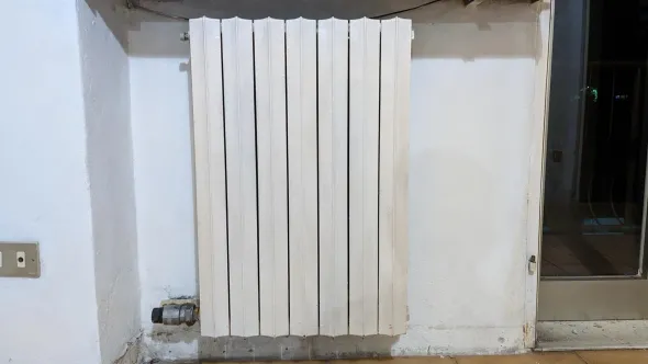Termosifoni bianchi piatti estetica compatta