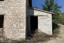 #19968 Terreni agricoli con casa colonica e annesso da ristrutturare