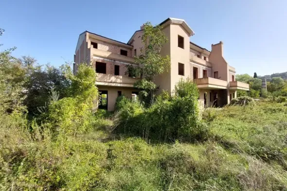 #19090 Terreno con fabbricato in corso di costruzione