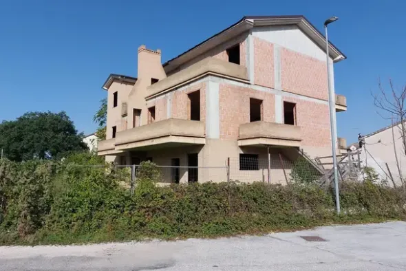 #19090 Terreno con fabbricato in corso di costruzione