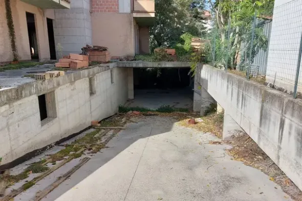 #19090 Terreno con fabbricato in corso di costruzione