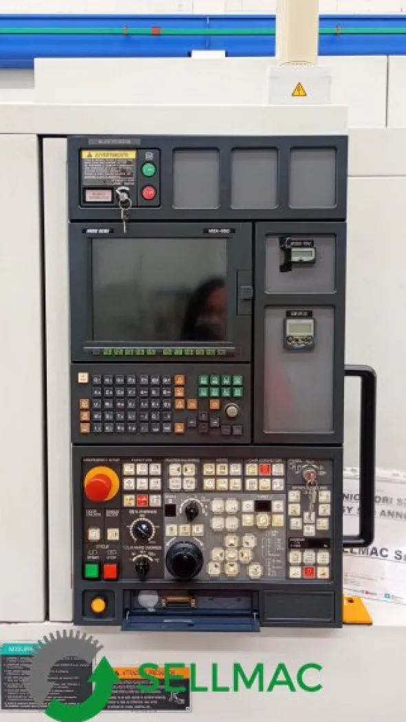 TORNIO CNC COMPLETO DI CARICATORE DI BARRE CORTO