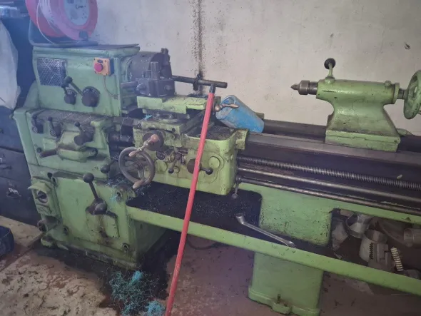 tornio, scaffali, trapani, troncatrici e altri attrezzi