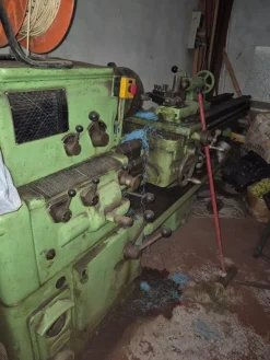 tornio, scaffali, trapani, troncatrici e altri attrezzi