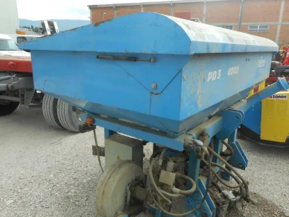 1#3268 Trattore agricoloseminatrice ed erpice