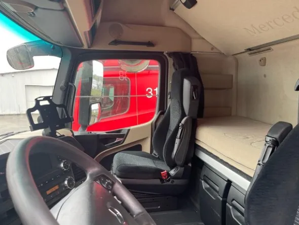 11#8302 Trattore stradale Mercedes New Actros 1845