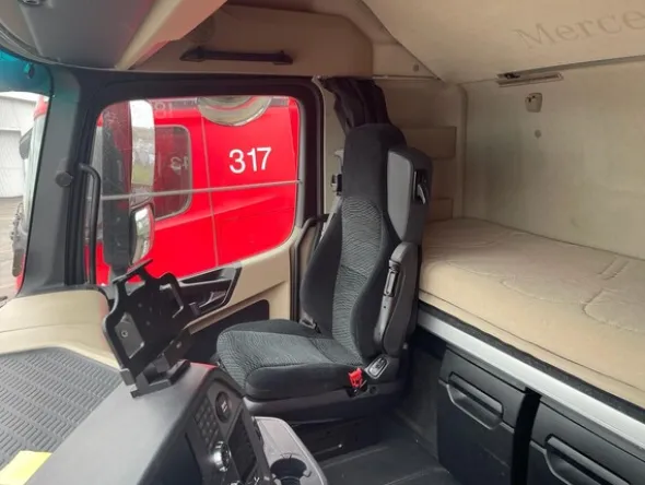 11#8302 Trattore stradale Mercedes New Actros 1845