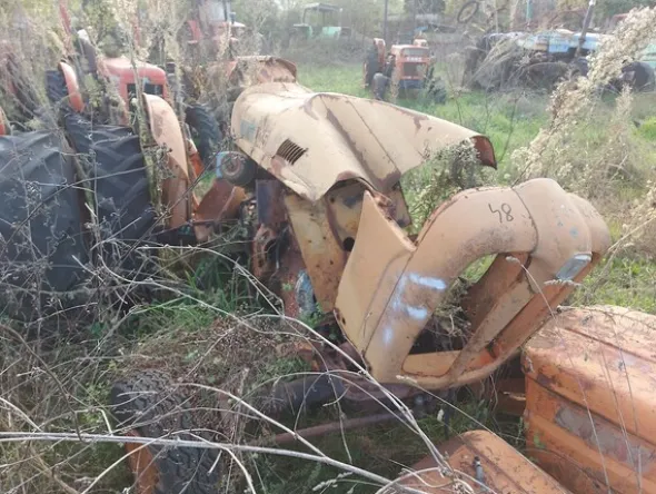 579#73951 Trattori agricoli e macchine dismessi