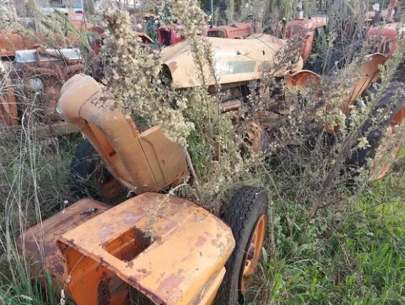 579#73951 Trattori agricoli e macchine dismessi