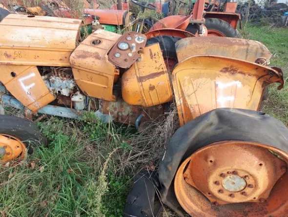 579#73951 Trattori agricoli e macchine dismessi