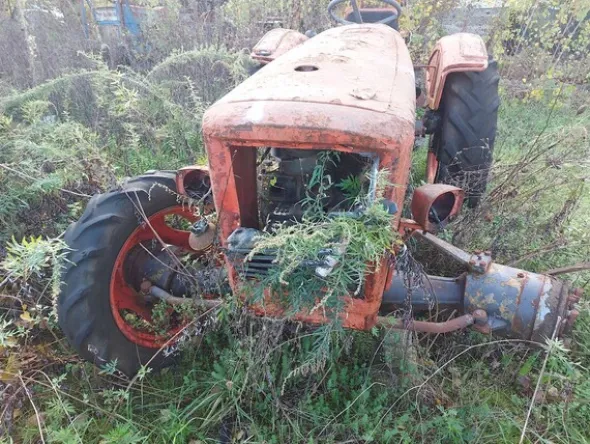 579#73951 Trattori agricoli e macchine dismessi