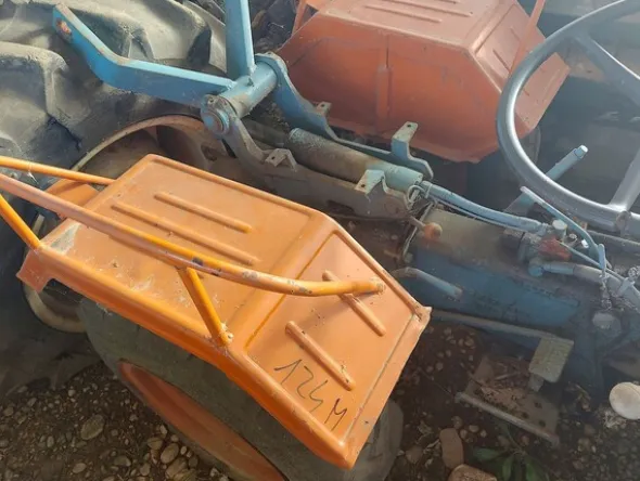 579#73951 Trattori agricoli e macchine dismessi