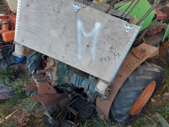 579#73951 Trattori agricoli e macchine dismessi