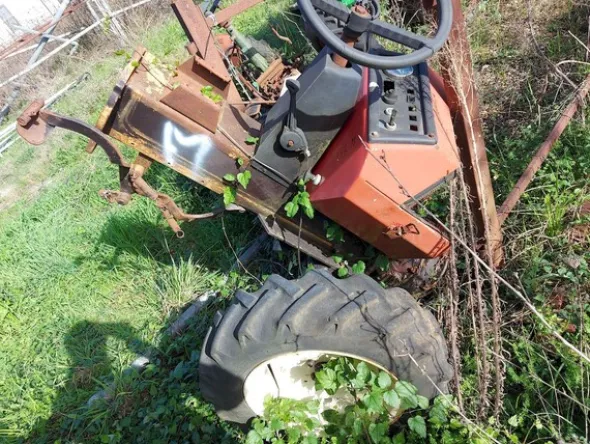 579#73951 Trattori agricoli e macchine dismessi