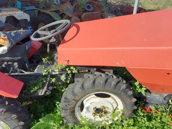 579#73951 Trattori agricoli e macchine dismessi