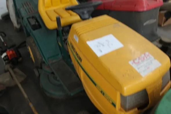 12#5817 Trattorini tosaerba Sabre e Yard-Man