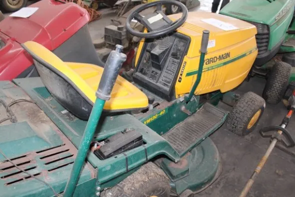 12#5817 Trattorini tosaerba Sabre e Yard-Man