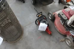 17#5817 Trattorino tosaerba John Deere e attrezzi per giardinaggio