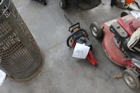 17#5817 Trattorino tosaerba John Deere e attrezzi per giardinaggio