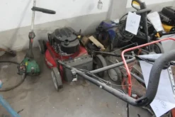 17#5817 Trattorino tosaerba John Deere e attrezzi per giardinaggio
