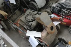 17#5817 Trattorino tosaerba John Deere e attrezzi per giardinaggio