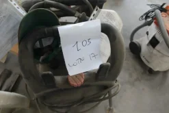 17#5817 Trattorino tosaerba John Deere e attrezzi per giardinaggio