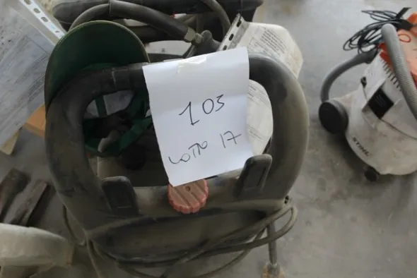 17#5817 Trattorino tosaerba John Deere e attrezzi per giardinaggio