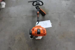 17#5817 Trattorino tosaerba John Deere e attrezzi per giardinaggio