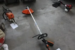 17#5817 Trattorino tosaerba John Deere e attrezzi per giardinaggio