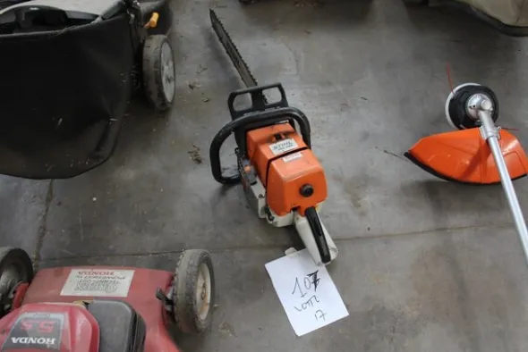 17#5817 Trattorino tosaerba John Deere e attrezzi per giardinaggio