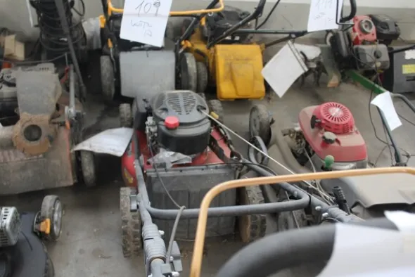 17#5817 Trattorino tosaerba John Deere e attrezzi per giardinaggio