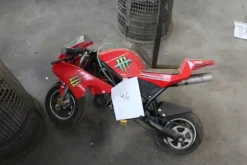 17#5817 Trattorino tosaerba John Deere e attrezzi per giardinaggio
