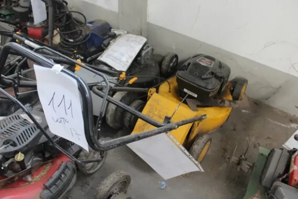 17#5817 Trattorino tosaerba John Deere e attrezzi per giardinaggio