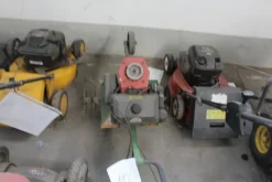17#5817 Trattorino tosaerba John Deere e attrezzi per giardinaggio