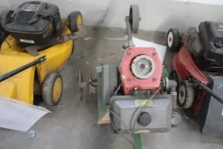 17#5817 Trattorino tosaerba John Deere e attrezzi per giardinaggio