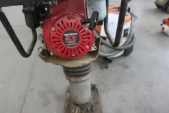 17#5817 Trattorino tosaerba John Deere e attrezzi per giardinaggio