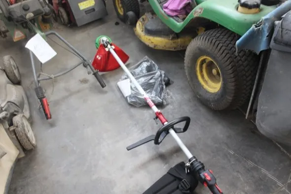 17#5817 Trattorino tosaerba John Deere e attrezzi per giardinaggio