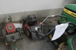 17#5817 Trattorino tosaerba John Deere e attrezzi per giardinaggio