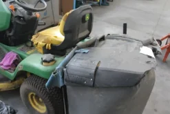 17#5817 Trattorino tosaerba John Deere e attrezzi per giardinaggio