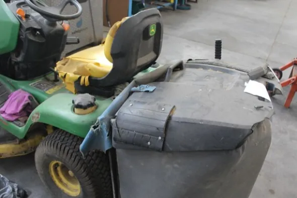 17#5817 Trattorino tosaerba John Deere e attrezzi per giardinaggio